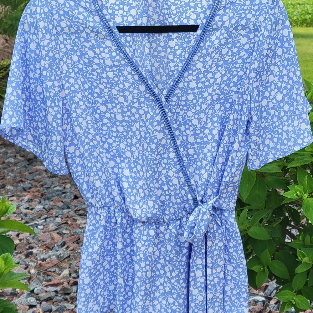 Sienna Sky Blue & White Floral V Neck Wrap Blouse Medium - Picture 4 of 9